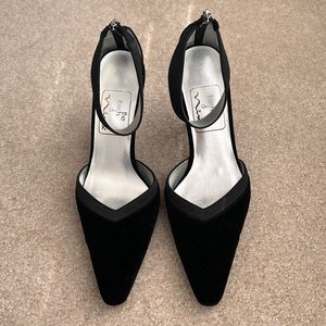 The touch of Nina black velvet with satin accent 3 inch heels